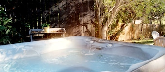 Texas Sunshine Oasis WACO/Silos/Baylor: Pool, Piano, PingPong, Pets on 1/2 acre