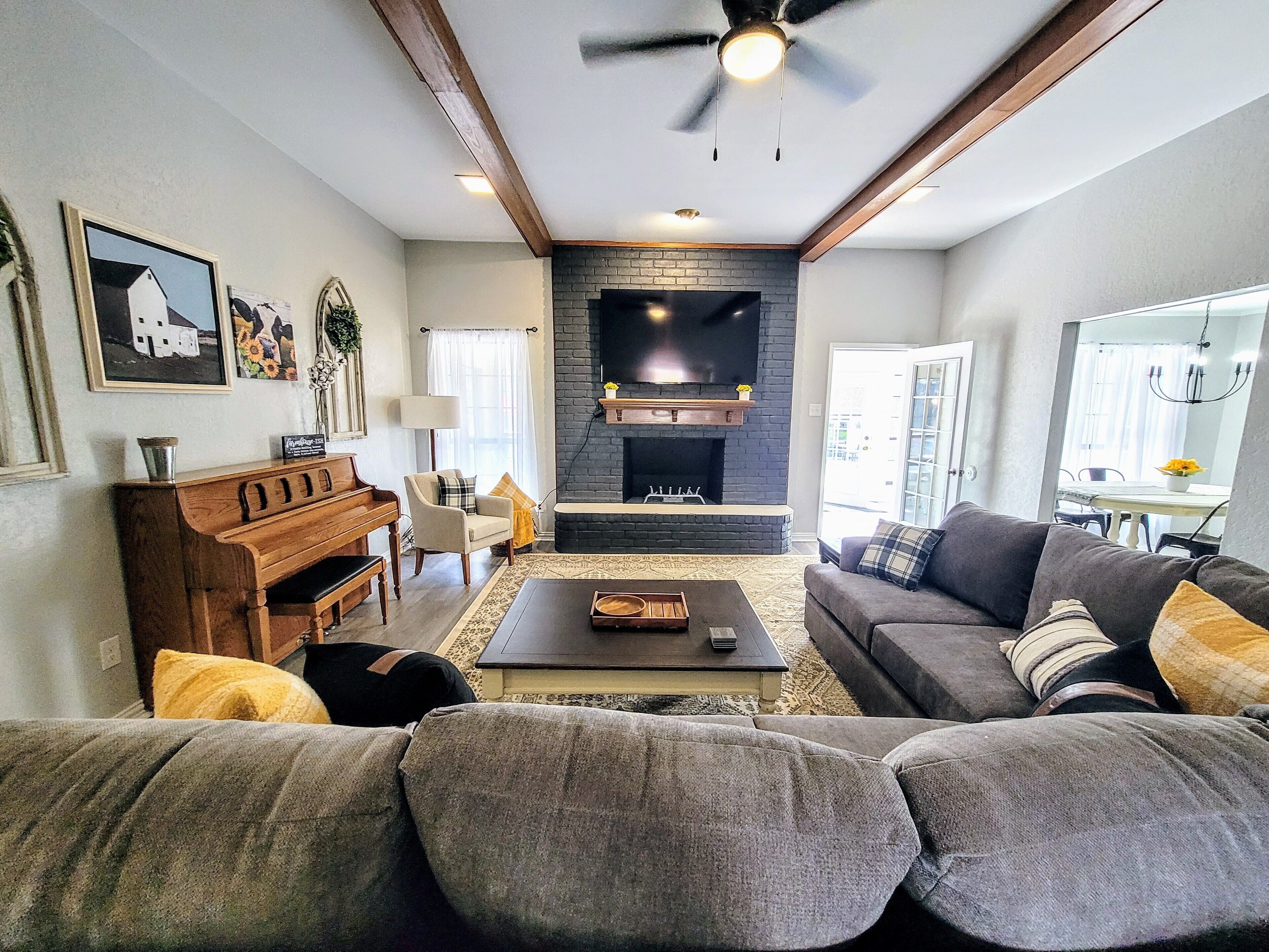 Smart-tv och ett bordtennisbord