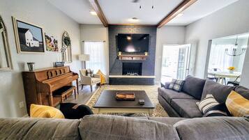 Smart-tv och ett bordtennisbord