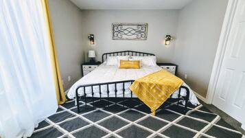 3 sovrum, skrivbord, strykjärn/strykbräda och resesäng