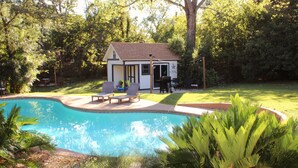 A backyard with a swimming pool, a small house, and a grassy lawn. - Texas Sunshine Oasis WACO/Silos/Baylor: Pool, Piano, PingPong, Pets on 1/2 acre (Hewitt)