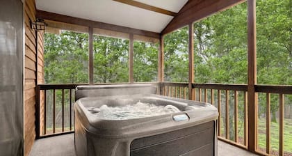 Hot Tub, Screened Porch, Grill, WiFi - Huge Cabin!