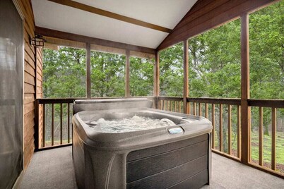 Hot Tub, Screened Porch, Grill, WiFi - Huge Cabin!