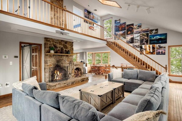 Télévision, cheminée, chaîne hi-fi, espaces bureaux