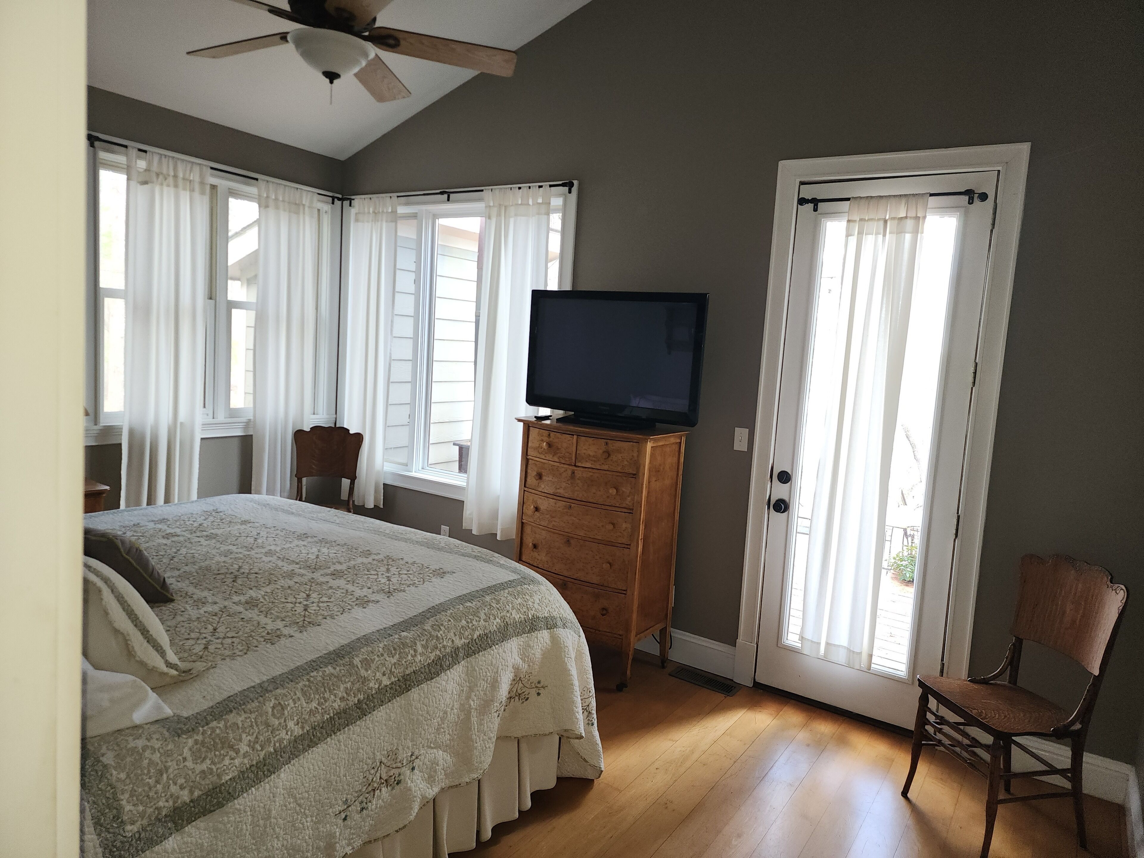 3 chambres, fer et planche à repasser, Wi-Fi, draps fournis