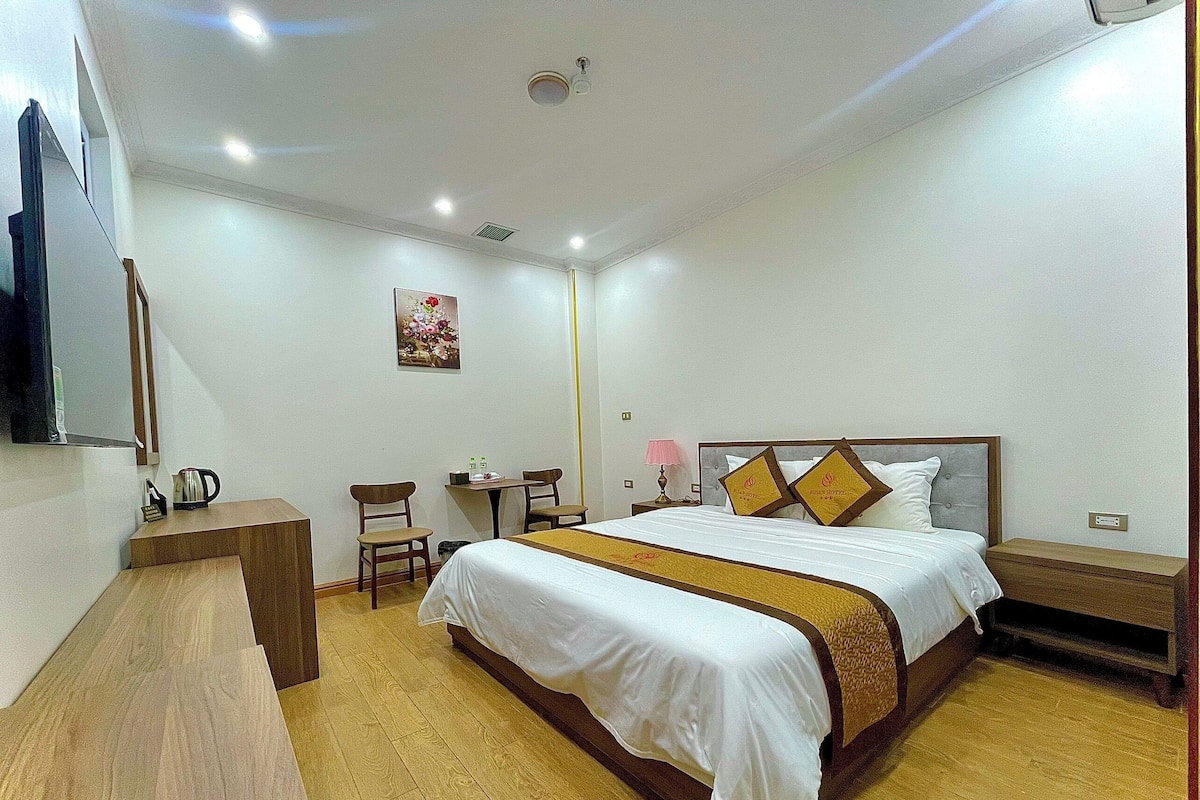 Ropa de cama de alta calidad, artículos del minibar gratis y escritorio 