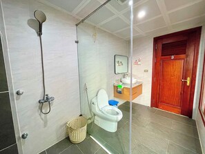 Premium bedding, free minibar items, desk, laptop workspace - Hoa My Hotel (Bac Ninh)