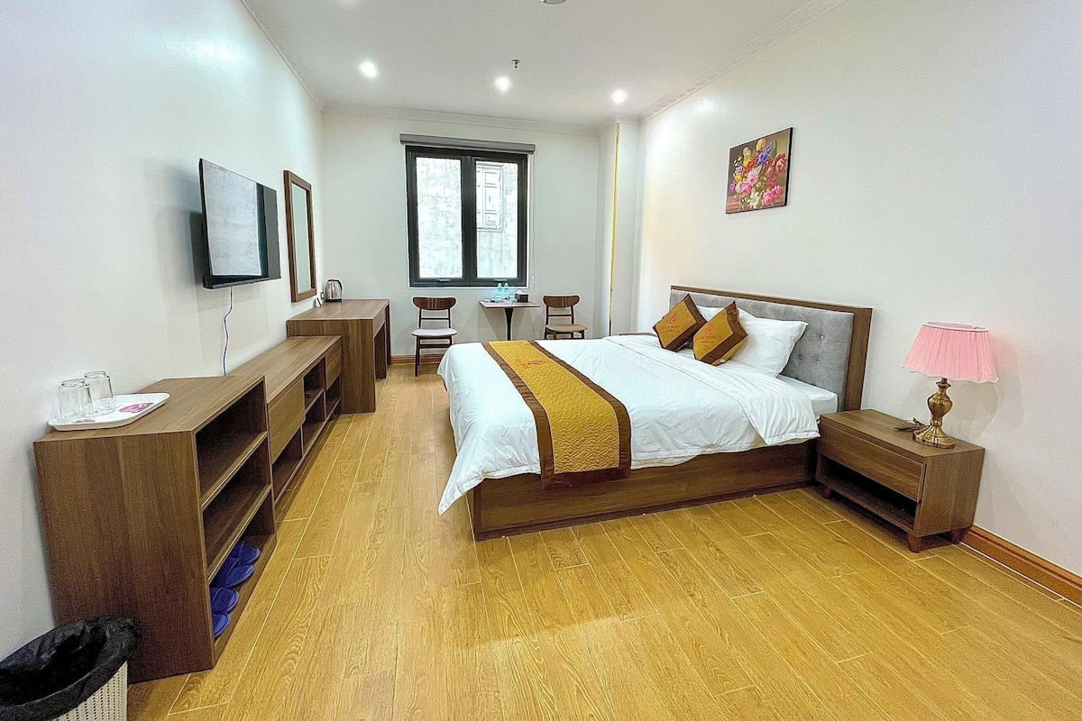 Ropa de cama de alta calidad, artículos del minibar gratis y escritorio 