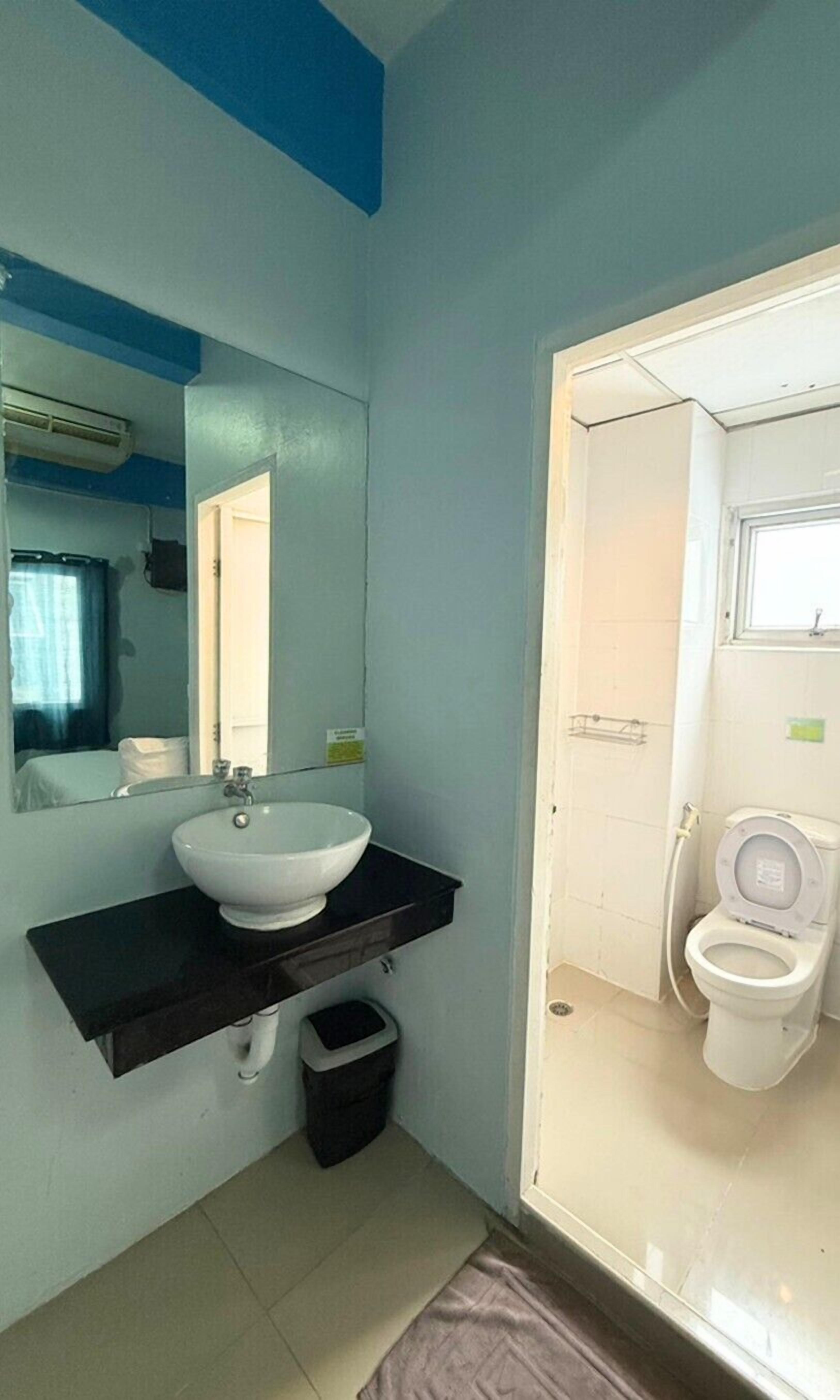 Standard-Doppelzimmer, Nichtraucher, Klimaanlage | Badezimmer | Dusche, kostenlose Toilettenartikel, Handtücher, Seife