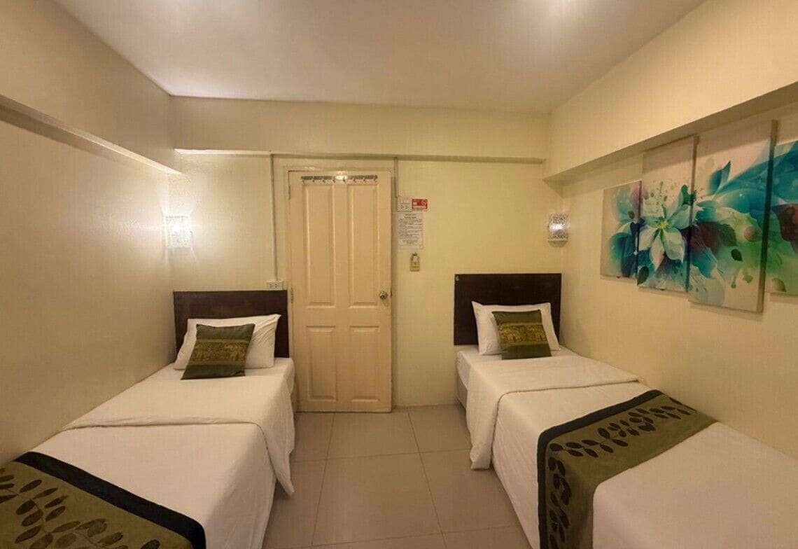 Quarto duplo standard, para não fumantes, ar-condicionado | Cofres nos quartos, Wi-Fi de cortesia, roupa de cama