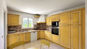 KylskÄp, diskmaskin och grytor/köksredskap