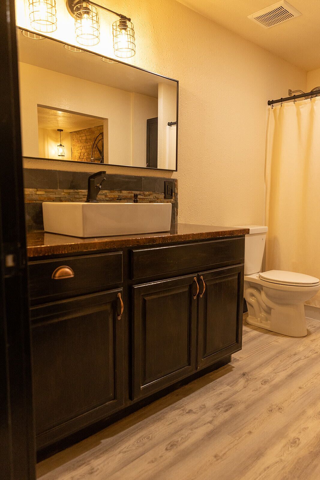 Hårtork, handdukar, tvål och schampo