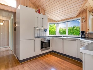 Kylskåp, mikrovågsugn, ugn och diskmaskin