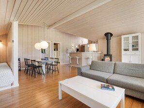 Tv, eldstad och dvd-spelare