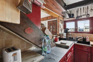 Kühlschrank, Mikrowelle, Ofen, Wasserkocher mit Kaffee-/Teezubehör