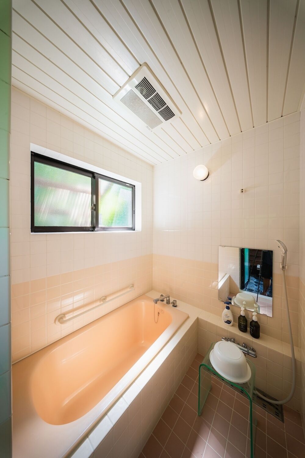 Un baño con bañera, inodoro, lavabo, ventana y ducha.