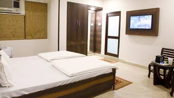 1 bedroom, desk, laptop workspace, free WiFi