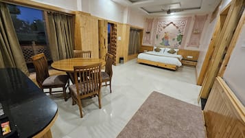 Senior Studio Suite | Free WiFi