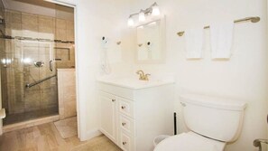 Dusche, Haartrockner, Handtücher