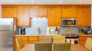 Een koelkast, een microgolfoven, een oven, een kookplaat