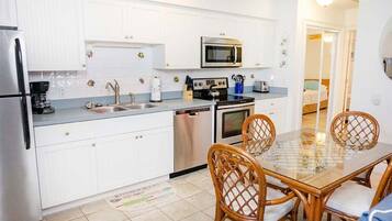 KĂŒhlschrank, Mikrowelle, Ofen, Herdplatte