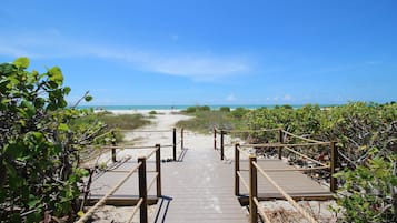 På stranden
