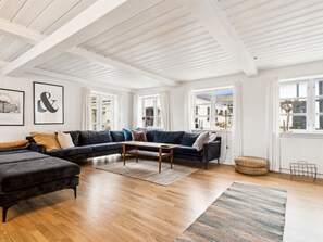 Televisie, een open haard en tafelvoetbal