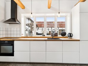 Een koelkast, een oven, een vaatwasser, een kinderstoel