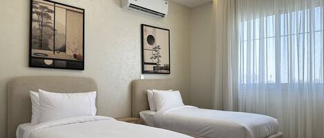 Design Apartment, 3 Bedrooms | 3 bedrooms, hypo-allergenic bedding, blackout drapes, iron/ironing board