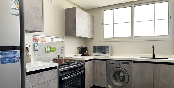 Design-Apartment, 3 Schlafzimmer | Eigene Küche | Kühlschrank, Mikrowelle, Ofen, Wasserkocher mit Kaffee-/Teezubehör