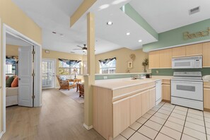 Réfrigérateur, micro-ondes, four, lave-vaisselle