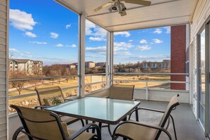 Outdoor dining - Golf Course Views | Screened Balcony | Updated 2BR | Sleeps 6 (Branson)