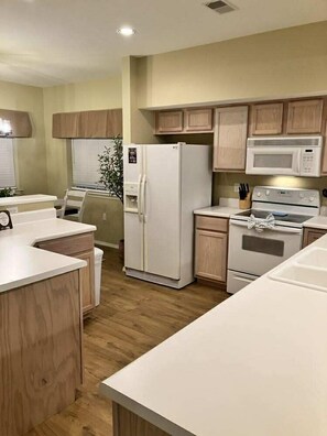 冷蔵庫、電子レンジ、オーブン、食器洗い機