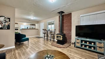 TV, fireplace