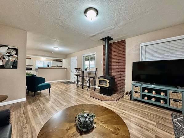 TV, fireplace