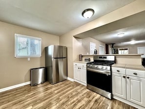 Kühlschrank, Mikrowelle, Ofen, Herdplatte