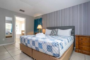 5 bedrooms, iron/ironing board, travel cot, WiFi - Amazing 5 BR w/game room minutes from Disney (Kissimmee)