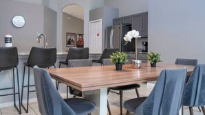 Un comedor moderno con una mesa de madera y seis sillas.