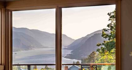 Breathtaking Views of Mt. Hood and Columbia Gorge, Huge Deck, Shuffleboard, Ping Pong, Trampoline