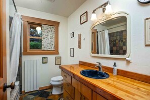 Douche, séchoir à cheveux, serviettes fournies, shampooing