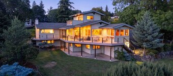 Breathtaking Views of Mt. Hood and Columbia Gorge, Huge Deck, Shuffleboard, Ping Pong, Trampoline