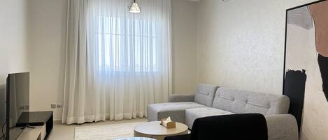 Design appartement, 3 slaapkamers | Woonruimte | Een flatscreentelevisie
