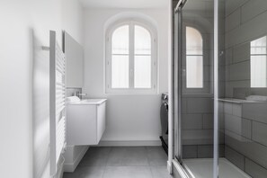 Shower, hair dryer, towels - 2 pieces refait neuf centre paris - paris 19 - 4P (Paris)