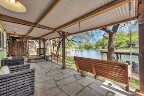 Terrace/patio - The Treetops-charming waterfront home on LBJ (Kingsland)