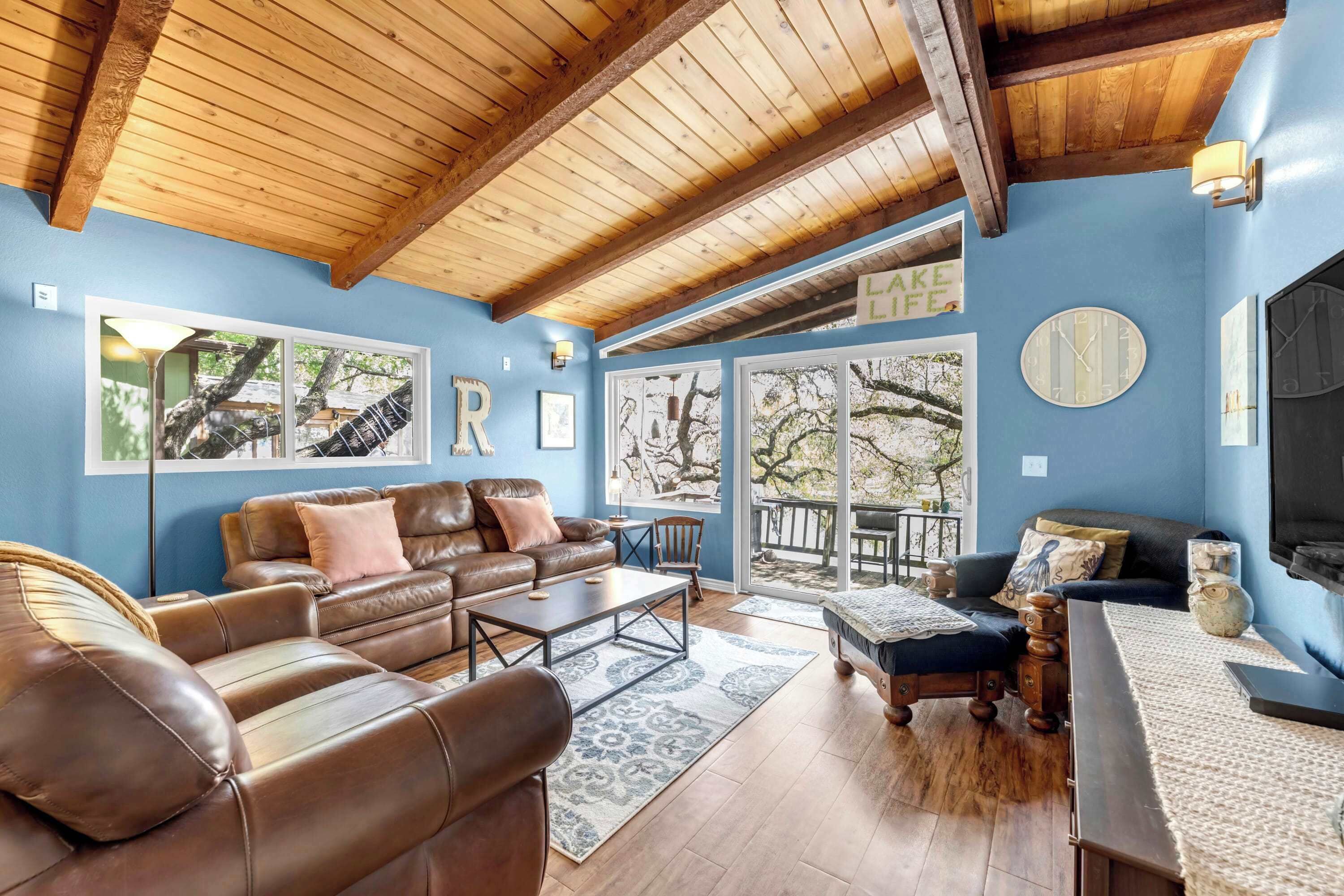 TV connectée, livres, espaces bureaux