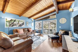 Een smart-tv, boeken en een kantoor