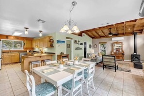 Dining - The Treetops-charming waterfront home on LBJ (Kingsland)