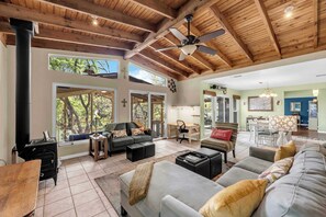 Een smart-tv, boeken en een kantoor