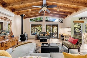 Smart-TV, Bücher, Arbeitsbereiche