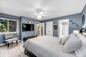 4 bedrooms, desk, iron/ironing board, WiFi - The Treetops-charming waterfront home on LBJ (Kingsland)